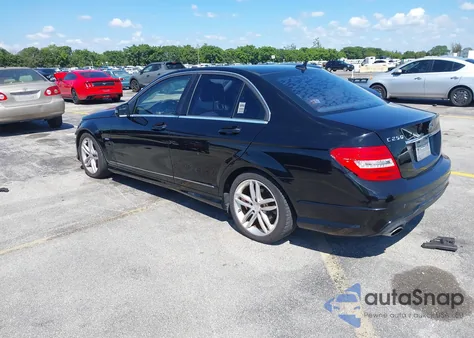 2012 Mercedes-Benz C 250 Luxury/Sport z USA, uszkodzony, nr VIN WDDGF4HB5CR206382